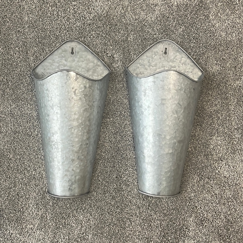Metal wall container -(2)